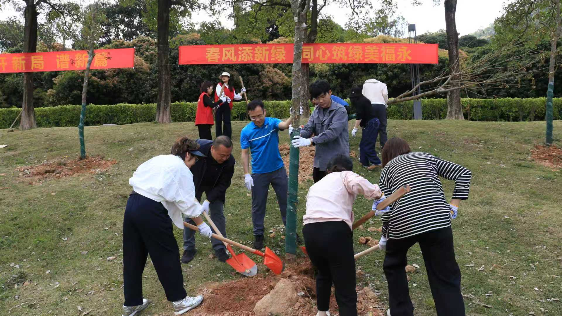 福永街道开展“五级林长”义务植树活动