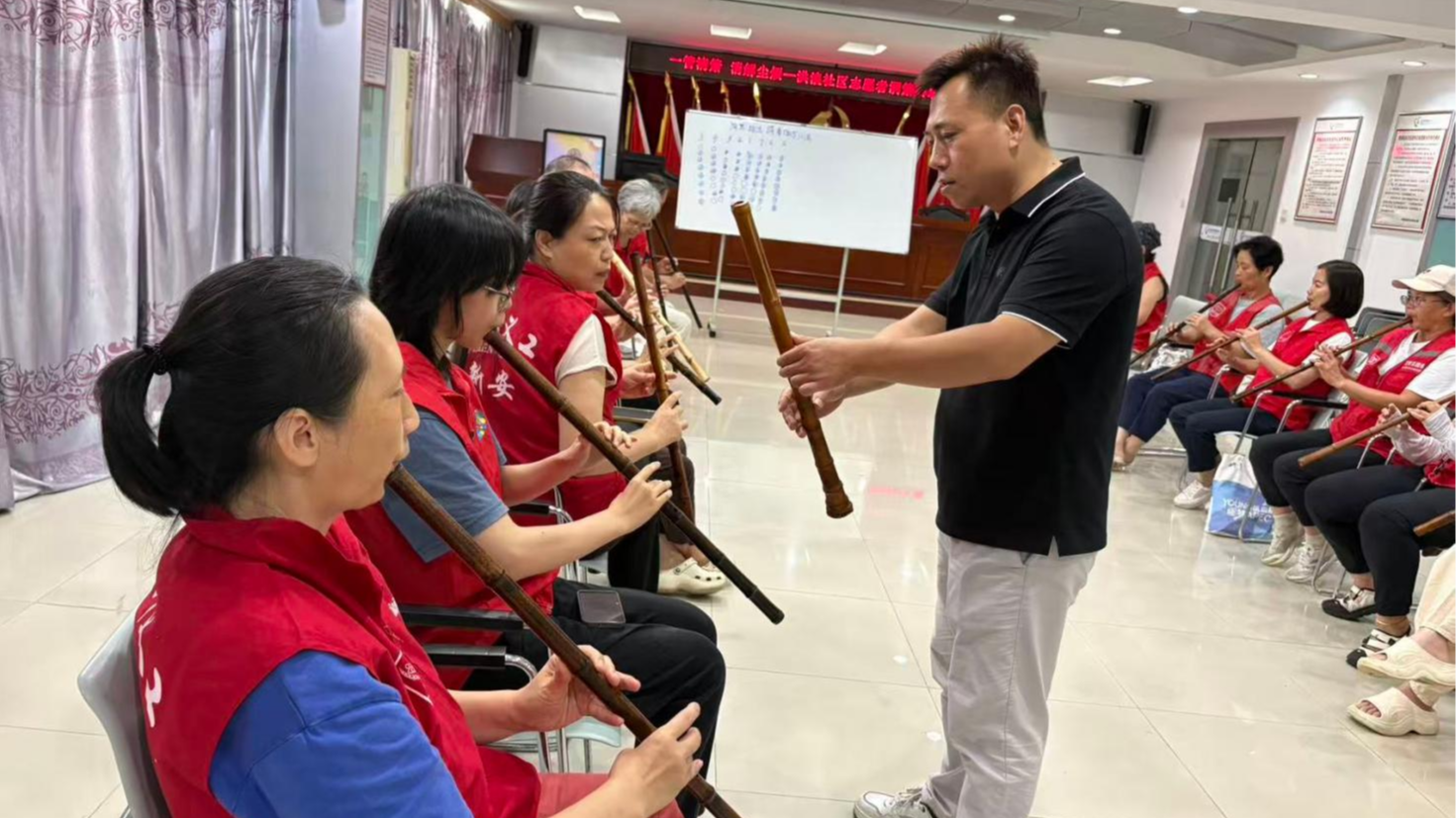 洪浪社区志愿者学洞箫减压