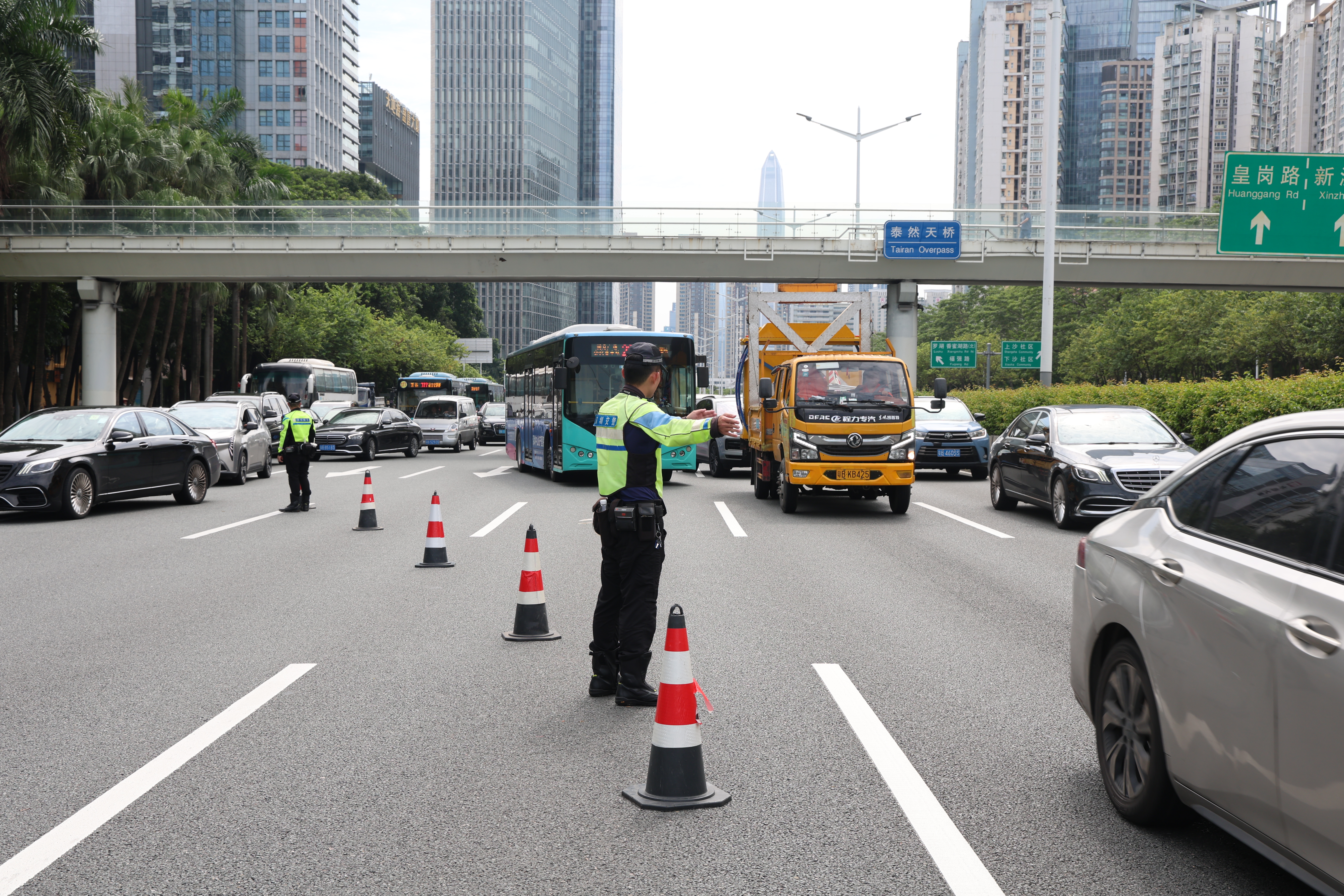 滨海大道地面沉降持续抢修中，交警呼吁通勤受影响市民首选地铁出行