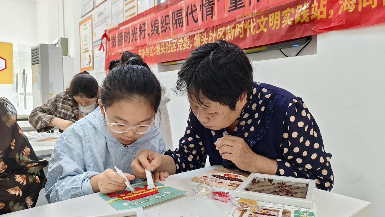 石岩塘头社区：重阳亲子手工乐 温馨传递尊老情