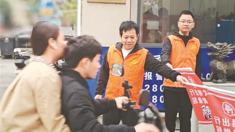 茜坑社区志愿者化身“交通安全使者”
