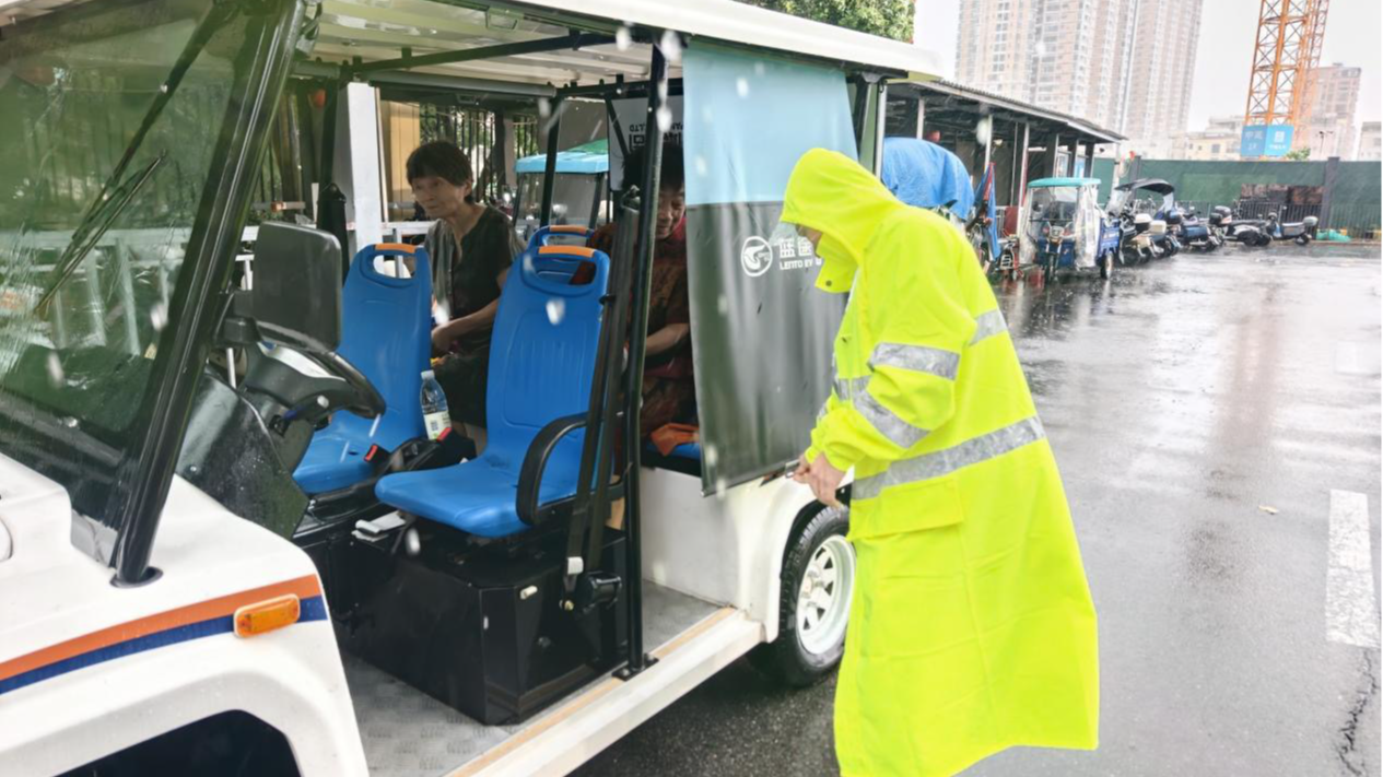 暴雨中，他们用巡逻车为两位老人撑起“暖心伞”