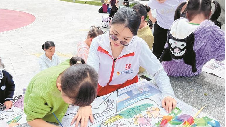 新羌社区亲子重阳绘纸鸢