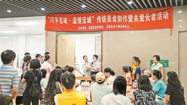 老少携手做月饼，传承尊老敬老美德