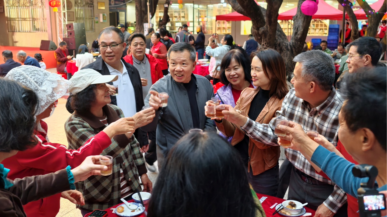 大盆菜里飘出幸福味！宝安两百余老人共聚迎新