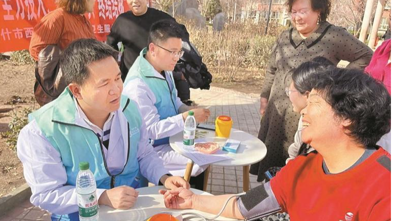 光明区人民医院社康医生黄文杰援疆一年 把深圳社康管理的“光明种子”带到喀什
