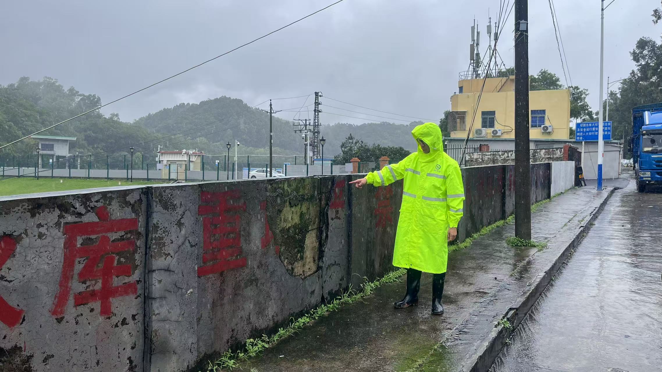 福永网格开展防台风安全巡查行动