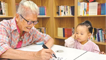 烟火（4）丨 82岁老奶奶擅长识字魔法：一叠纸一支笔 玩一场忘年的“识字游戏”