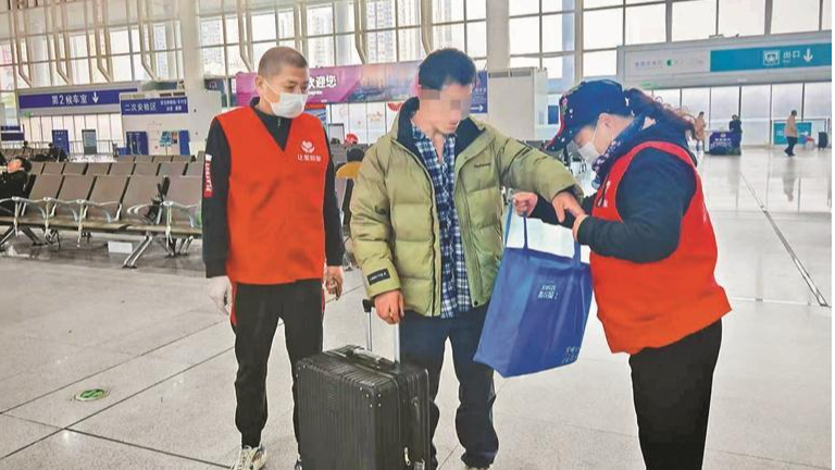 龙华区民政局贴心救助陷入困境的零散务工人员，送其平安返乡