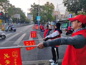 3649小时！桥头菜市场“红马甲”10年坚守，护航孩子安全到校