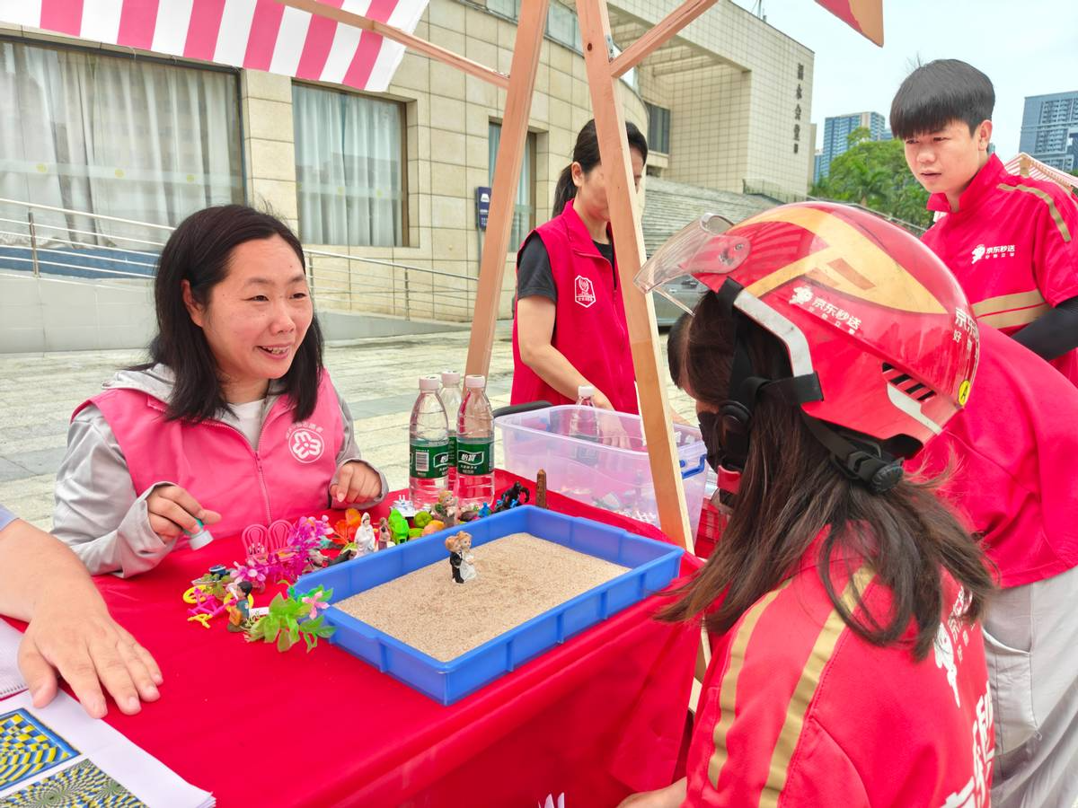 福永街道巾帼暖“新”守护平安赋能出行
