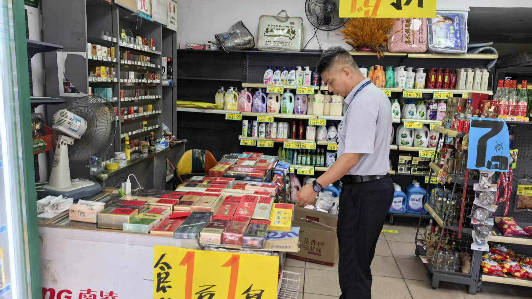 福海网格员协助查获假烟，维护市场秩序