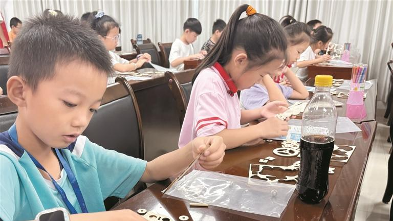 圳美社区青少年创新科学手工