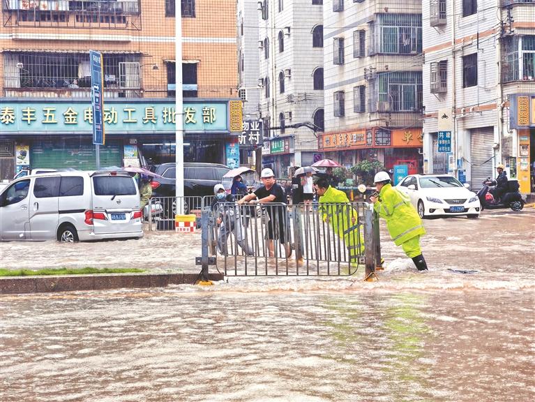 龙华全力织密防汛“安全网”！各街道多措并举开展排险清障，确保辖区平稳度汛