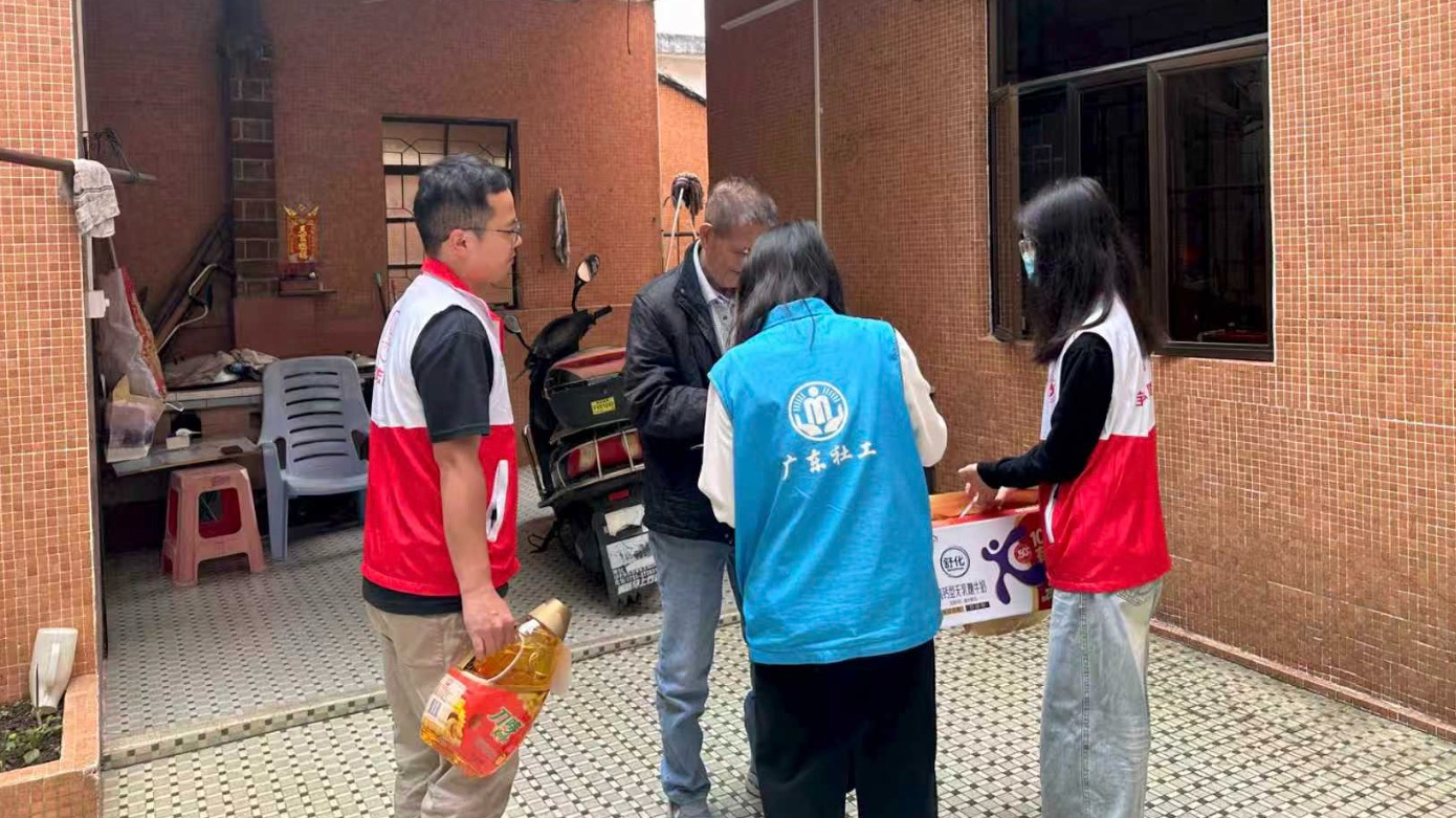 福永凤凰社区开展“情暖重阳”慰问探访活动