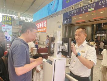 深圳北站“老兵”凌寿勇：事事细致“较真” 把平凡事做成良心活