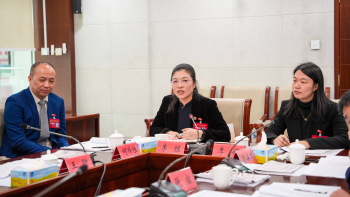 新安代表团热议党代会报告！激活产业“强引擎”，精绣城市“新颜值”