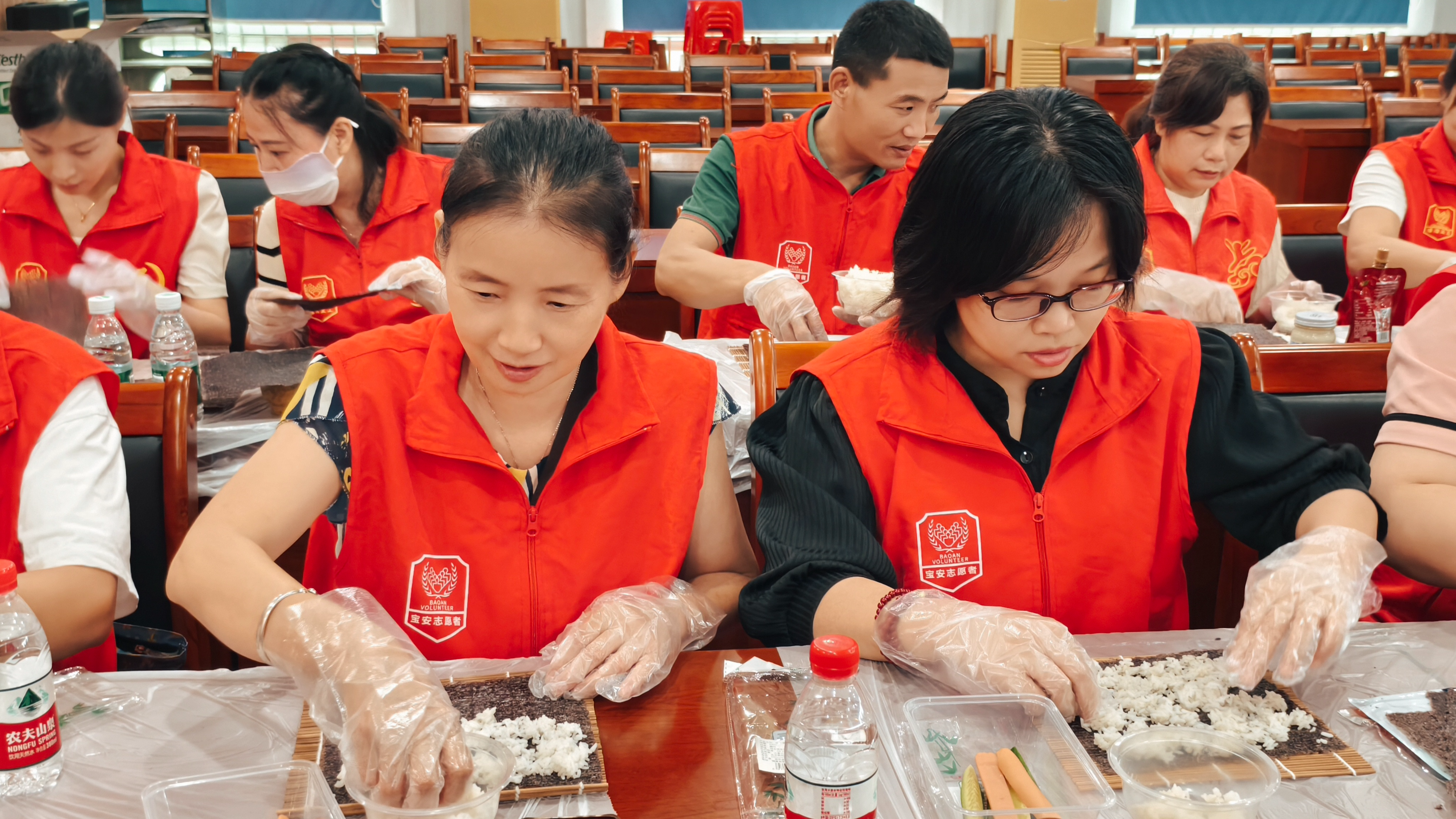 福海新田社区新老志愿者们欢聚一堂制作寿司