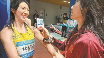 曾蕊“入职”宝安日报  “记者首秀”让运动员直呼意外