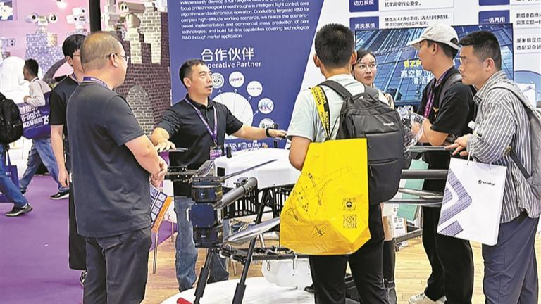 光明低空经济“军团”展硬核产品