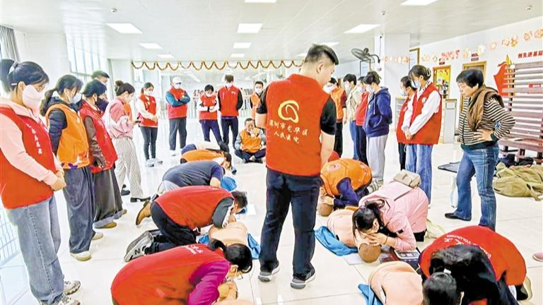 大浪上横朗社区开展急救培训活动