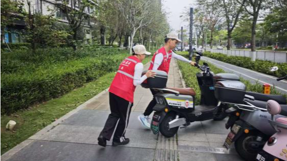福海展城社区志愿者齐发力，乱停放车辆“各归其位”
