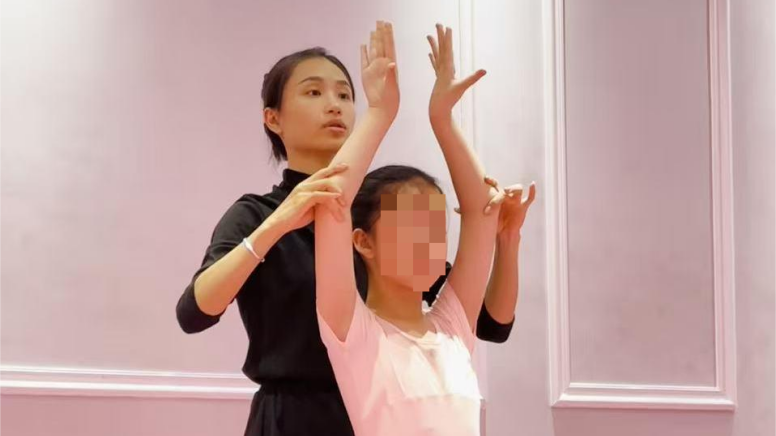 微心愿落地 ∣ 荟荟跳起了孔雀舞