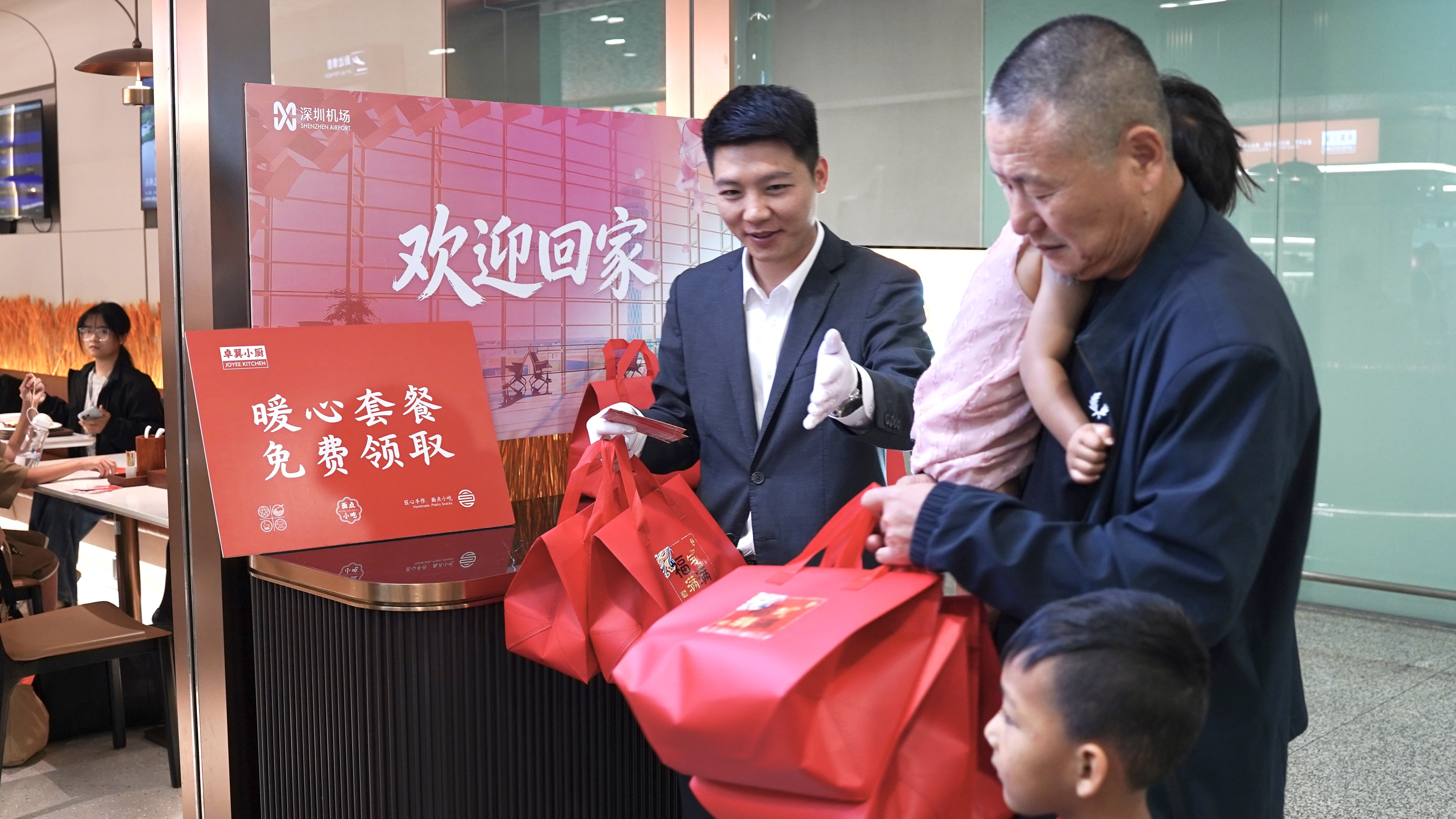 迪拜直飞深圳航线复航 深圳机场暖心迎接首批抵深同胞