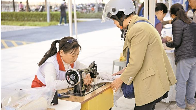 文明暖冬市集让居民“淘”到温情 龙华区新时代文明实践中心户外广场热闹非凡