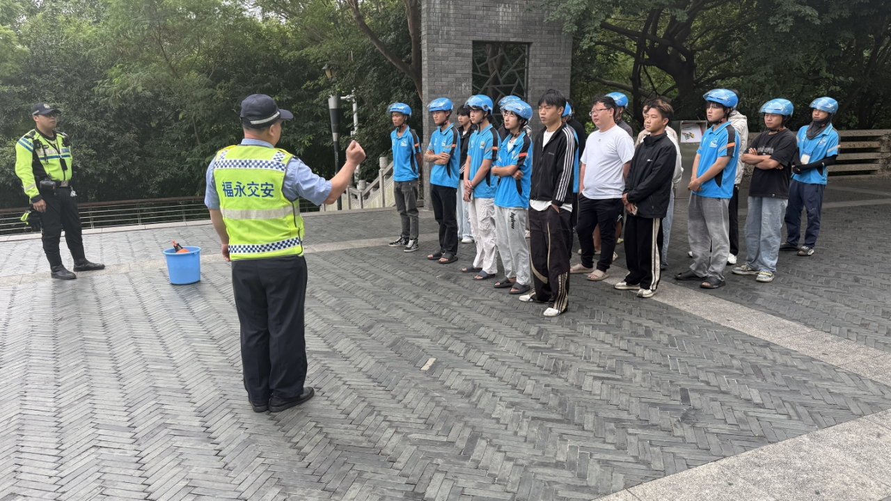 福永交警向快递外卖骑手送上交通安全警示课