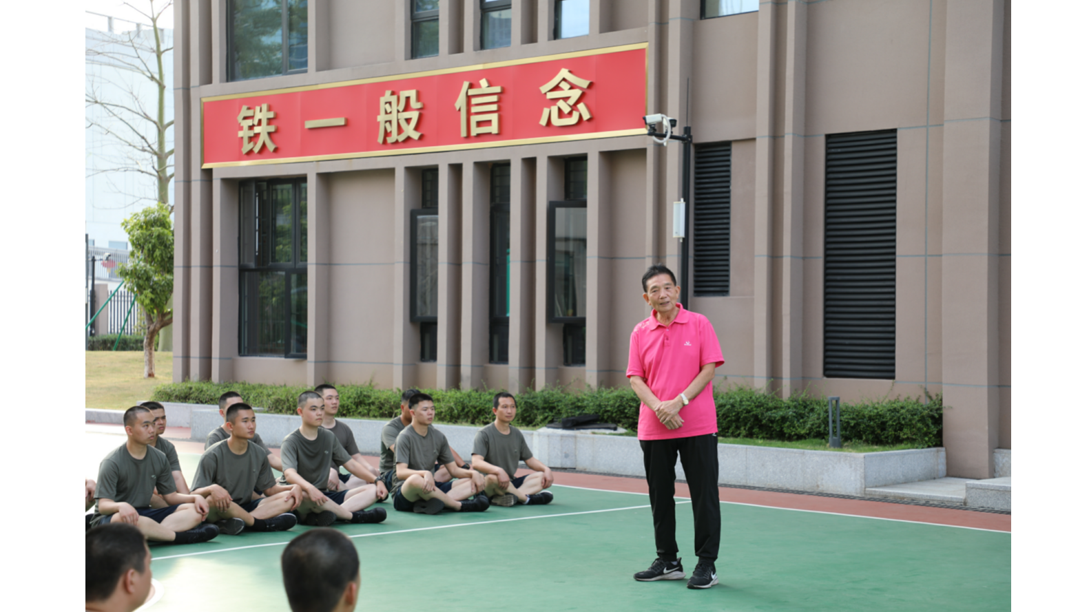 光明区人武部邀请参战老革命为预定新兵作交流分享