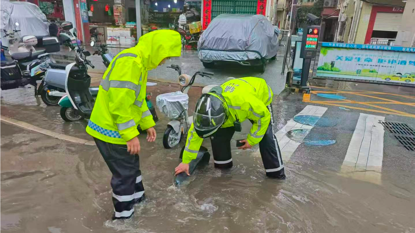 暴雨来袭，福城街道逆水而行守护平安路
