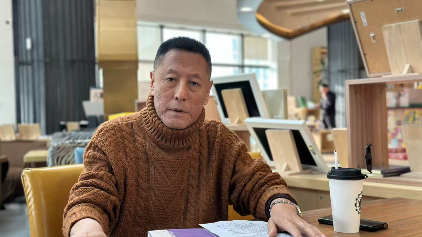 袁炳发代表作《身后的人》