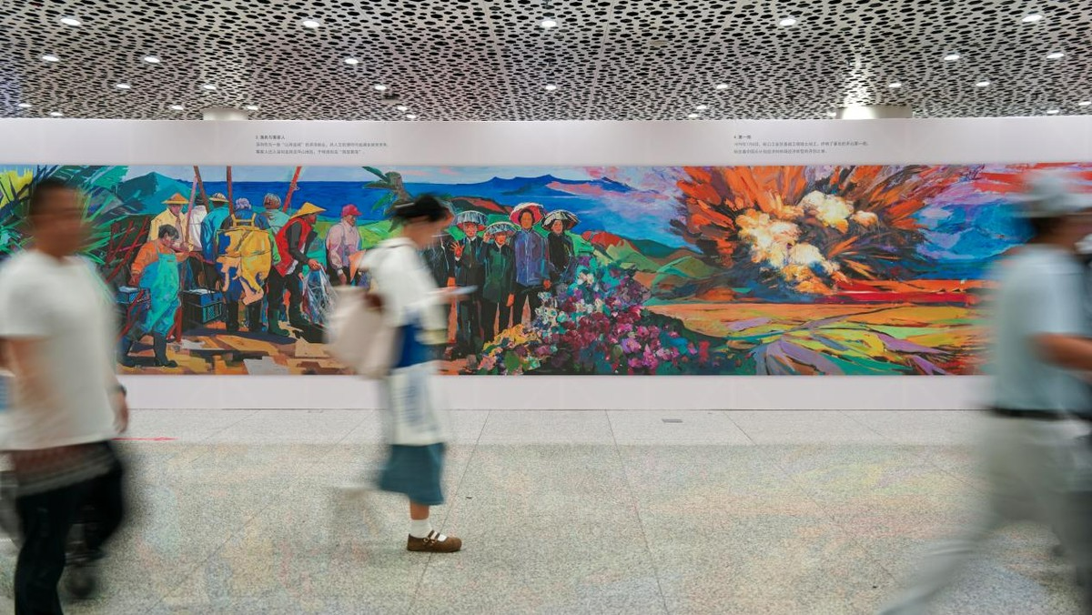 百米油画长卷《奇迹》亮相深圳宝安国际机场