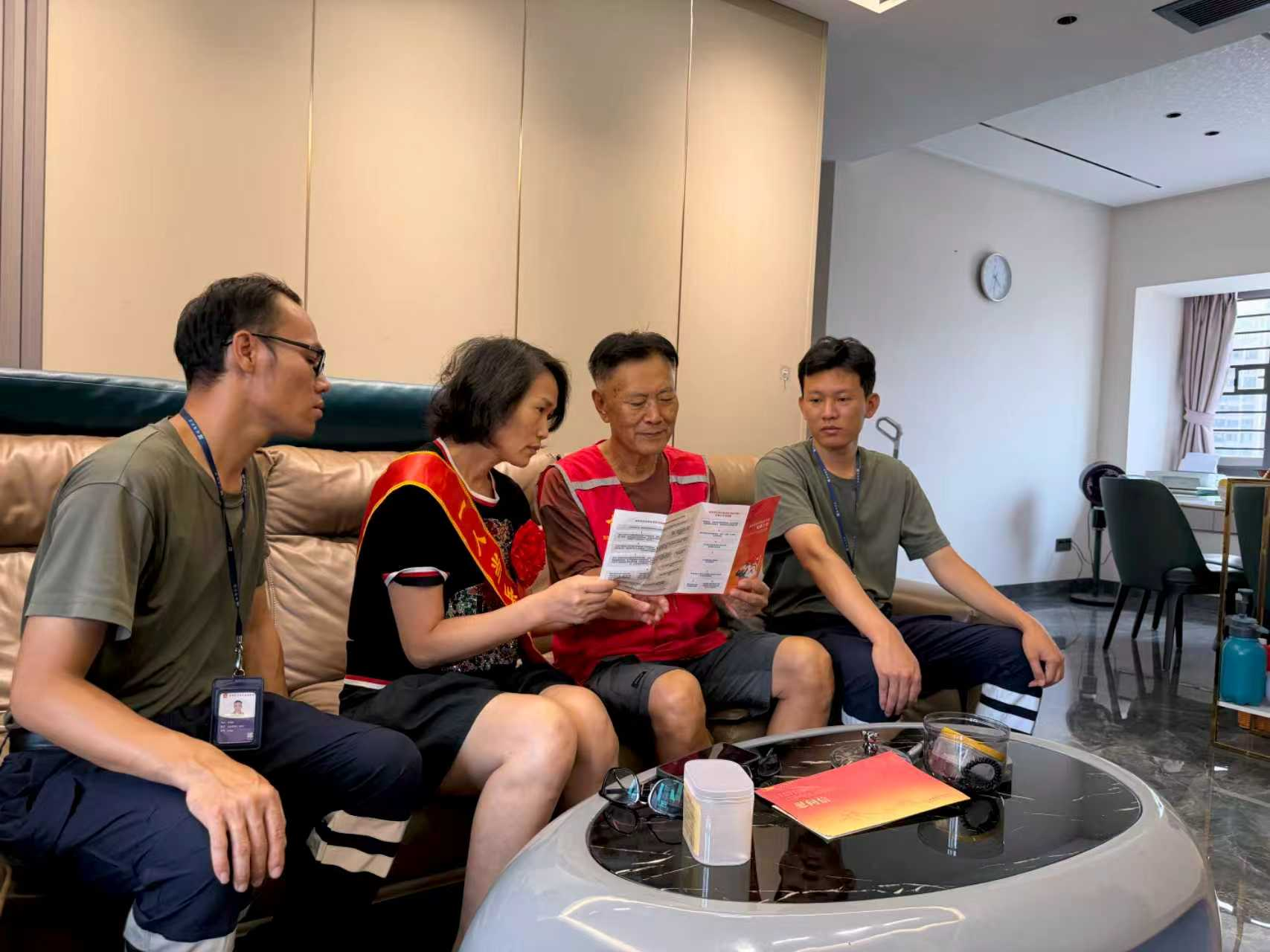 福海塘尾社区为“光荣之家”挂牌 凝聚崇军爱国力量