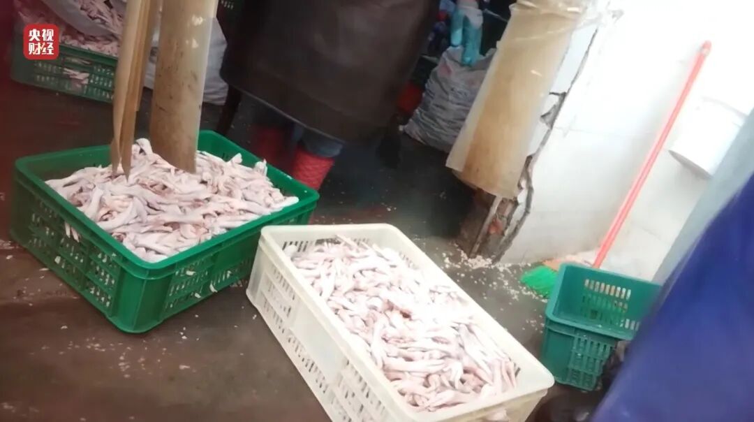 央视315晚会曝光漂白鸡爪！生产车间令人作呕，有毒的双氧水随便用，工人自己都不吃