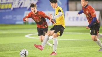 助力十五运会 “新安杯”足球赛激战正酣
