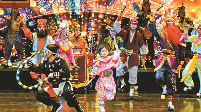 火爆全网“英歌女孩”元宵来宝安“炸街”