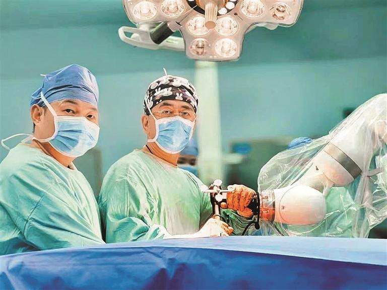 今日是第九个“中国医师节”，向你们致敬！ 10200名宝安医师坚守初心护健康