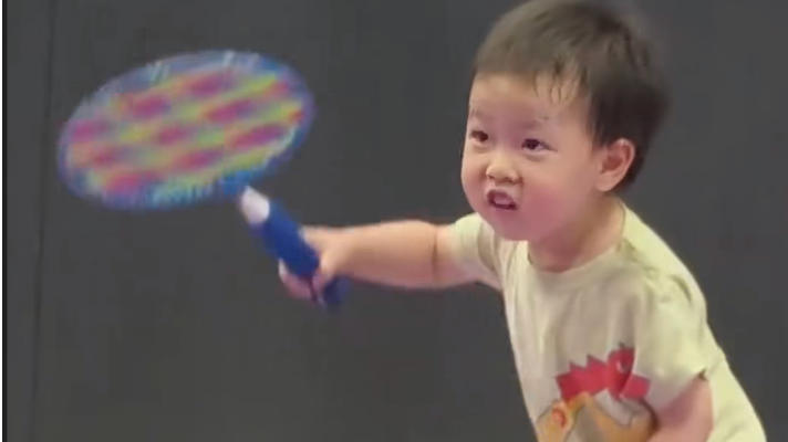 两岁萌娃快来宝安战林丹，宝体奶瓶已备好