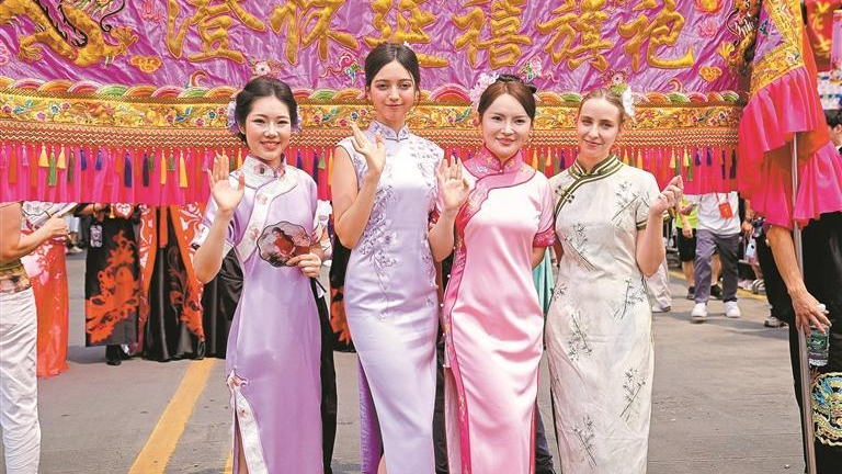 身着非遗旗袍 她们成庙会最美“国际范”