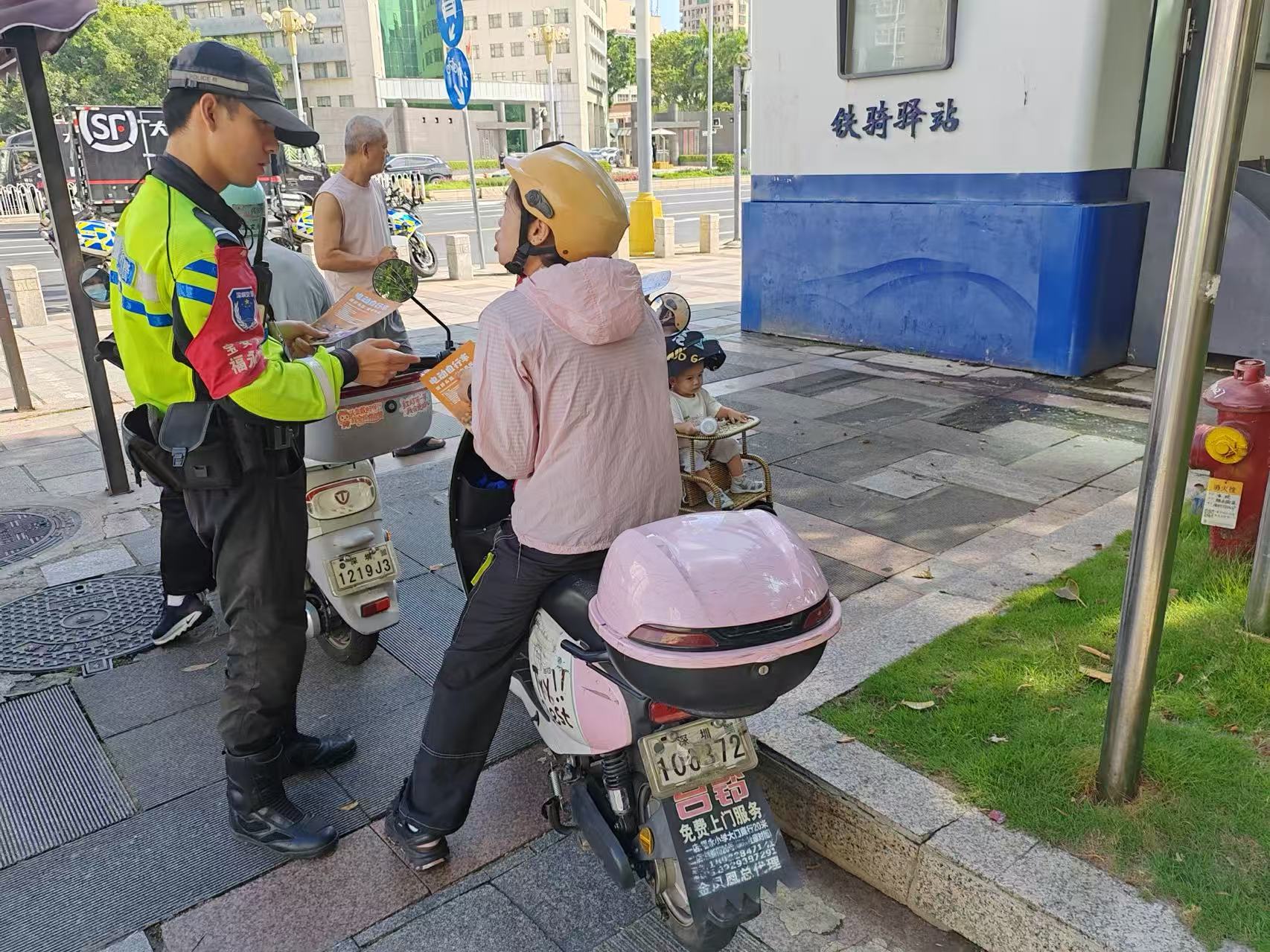 福永交警开展路面交通安全宣传