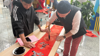 墨香迎春暖人心！宝安区美术馆开展义写春联公益活动