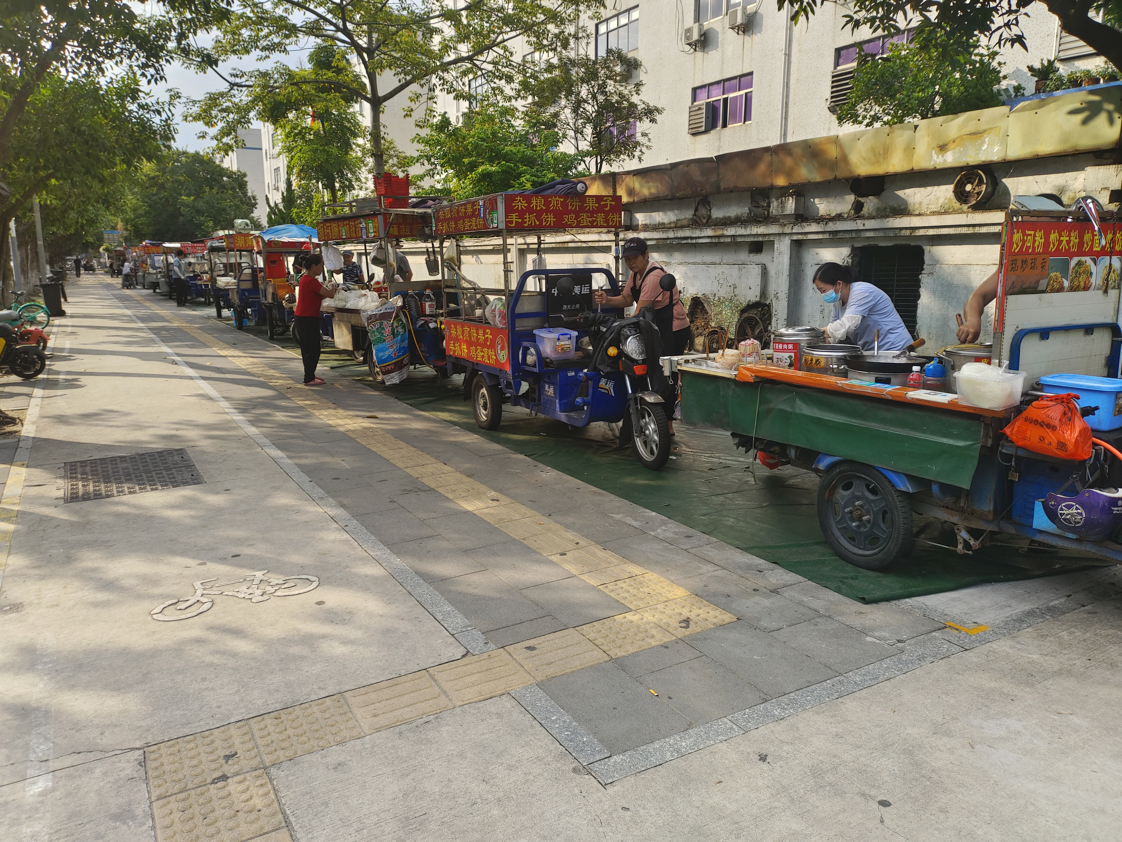 福永街道设45个综合摆摊点，疏堵结合破解市容管理难题
