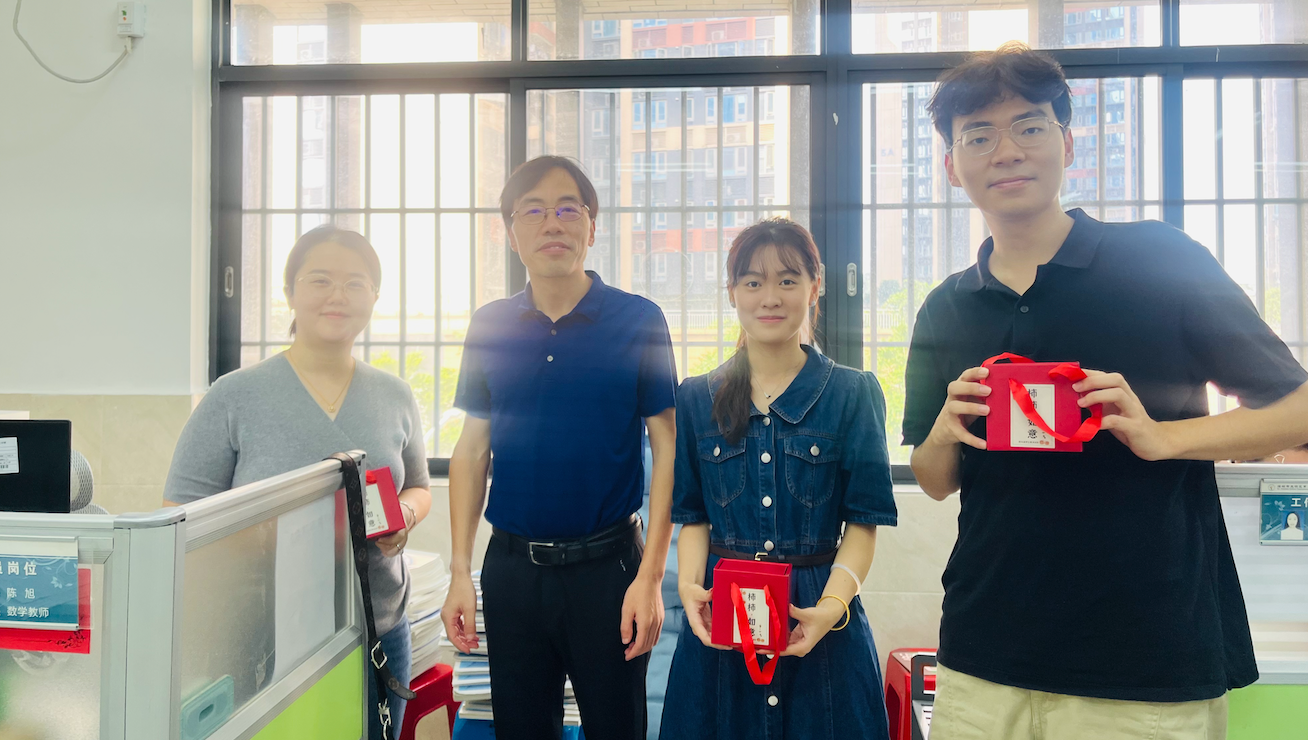 丹青敬韶华，躬耕启新程！光明二中开展系列活动礼赞教师