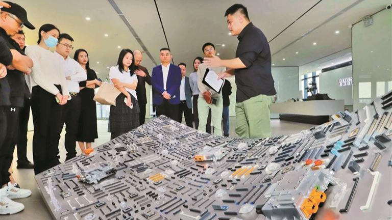 光明企业家代表与新阶层人士探访光明领军企业 共话创新突围之路