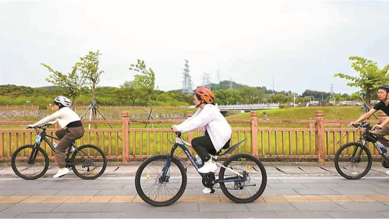 荔湖社区青年骑行解压寻宝藏