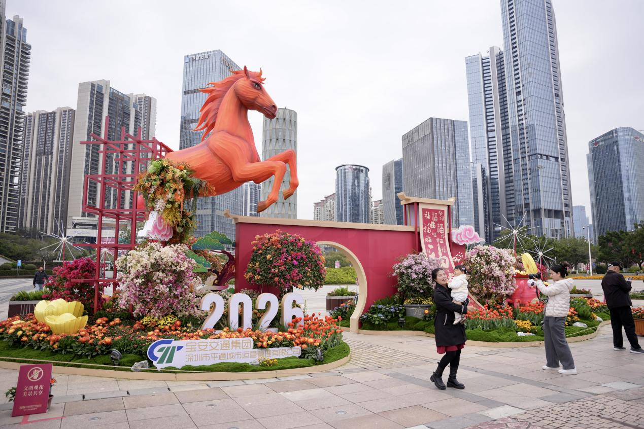 宝安设计师巧手造景 繁花骏马喜迎新春