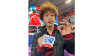 曾蕊化身记者采访叶伟鑫！“小孩哥”助力广东队进入男子4×400米决赛