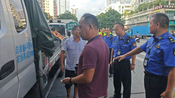 清道治顽还路于民！新安街道联合交警开展专项执法 | 城市共治 宝安焕新